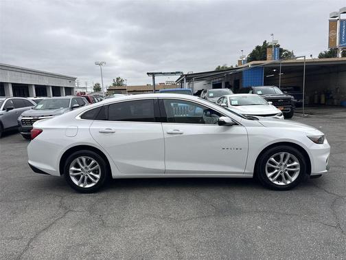 Summit White 2018 Chevrolet Malibu LT