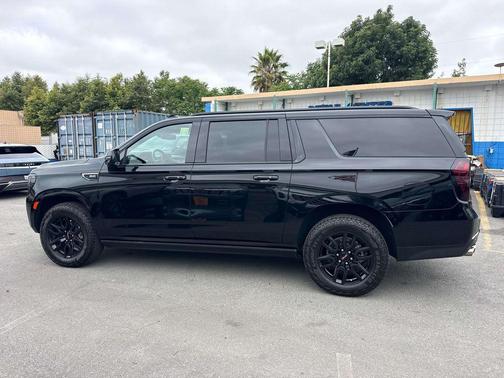 Onyx Black 2023 GMC Yukon XL 4WD AT4