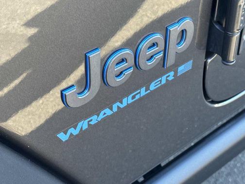 Granite Crystal Metallic Clearcoat 2024 Jeep Wrangler 4xe Willys
