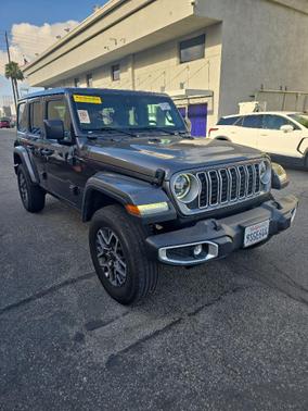 Granite Crystal Metallic Clearcoat 2025 Jeep Wrangler 4-Door Sahara 4x4