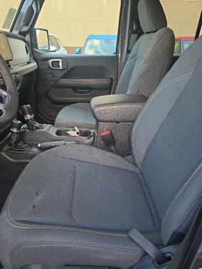 Granite Crystal Metallic Clearcoat 2025 Jeep Wrangler 4-Door Sahara 4x4