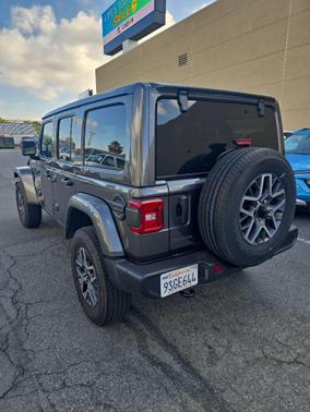 Granite Crystal Metallic Clearcoat 2025 Jeep Wrangler 4-Door Sahara 4x4