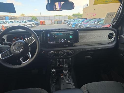 Granite Crystal Metallic Clearcoat 2025 Jeep Wrangler 4-Door Sahara 4x4