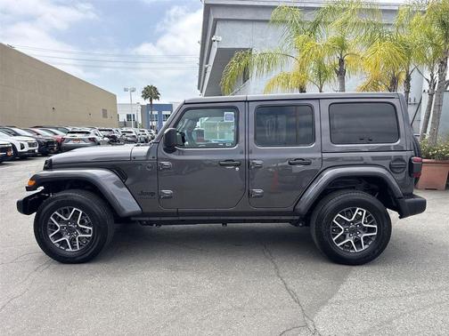 Granite Crystal Metallic Clearcoat 2025 Jeep Wrangler 4-Door Sahara 4x4
