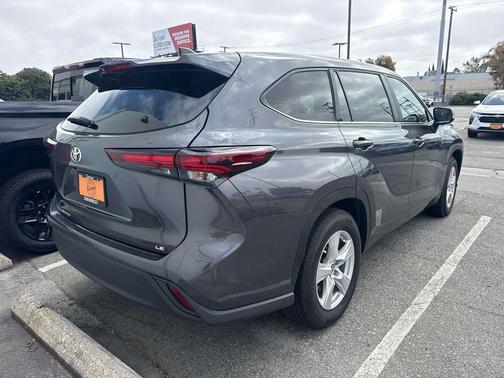 Magnetic Gray Metallic 2025 Toyota Highlander LE