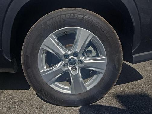 Magnetic Gray Metallic 2025 Toyota Highlander LE