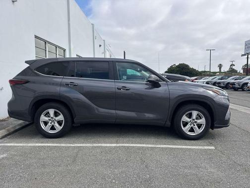 Magnetic Gray Metallic 2025 Toyota Highlander LE