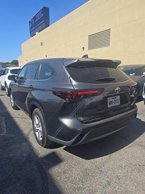 Magnetic Gray Metallic 2025 Toyota Highlander LE