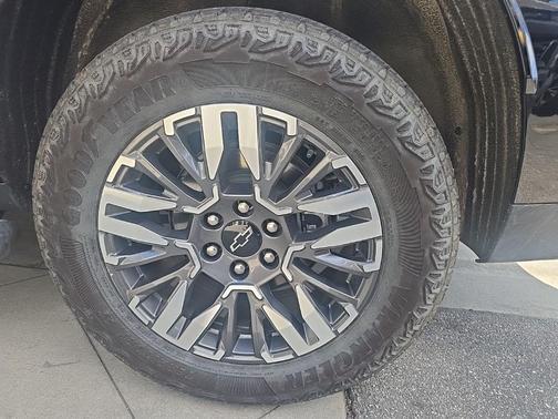 Black 2025 Chevrolet Suburban 4WD Z71