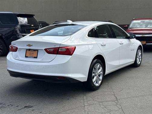 Summit White 2025 Chevrolet Malibu FWD 1LT