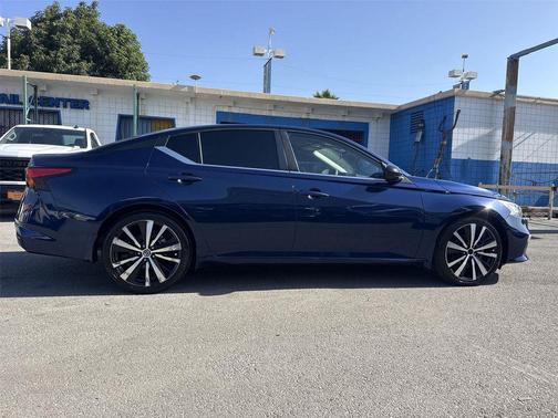 Deep Blue Pearl 2022 Nissan Altima SR FWD