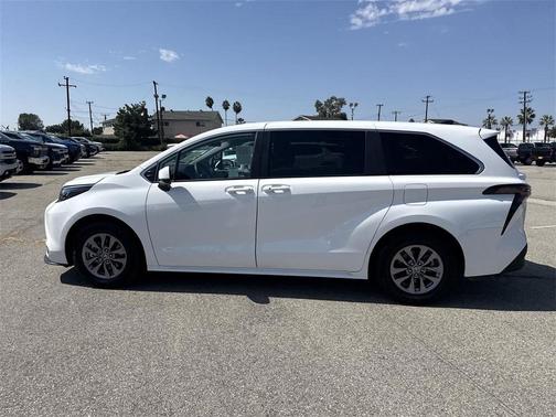 2024 Toyota Sienna LE