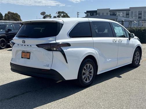 2024 Toyota Sienna LE