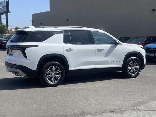 Summit White 2025 Chevrolet Traverse LT