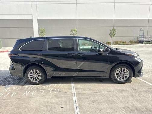 2024 Toyota Sienna LE