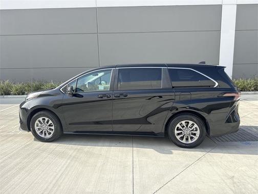 2024 Toyota Sienna LE
