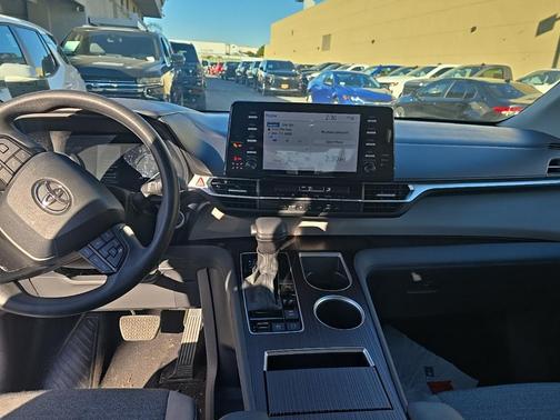 2024 Toyota Sienna LE