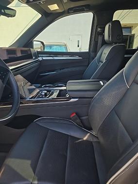 2025 Cadillac Escalade ESV Premium Luxury