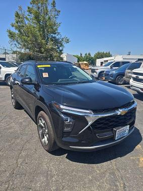 Mosaic Black Metallic 2025 Chevrolet Trax LT