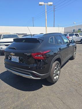 Mosaic Black Metallic 2025 Chevrolet Trax LT
