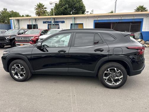Mosaic Black Metallic 2025 Chevrolet Trax LT