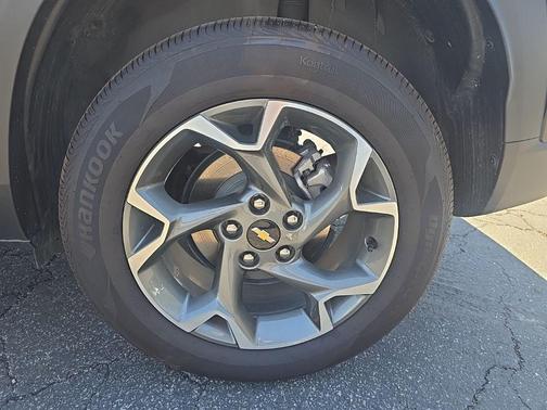 Mosaic Black Metallic 2025 Chevrolet Trax LT