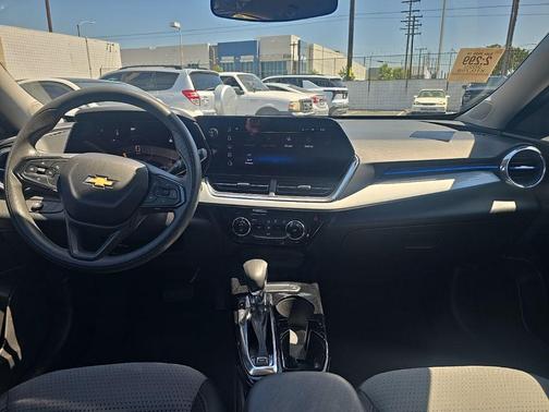 Mosaic Black Metallic 2025 Chevrolet Trax LT