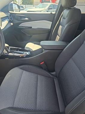 Mosaic Black Metallic 2025 Chevrolet Trax LT