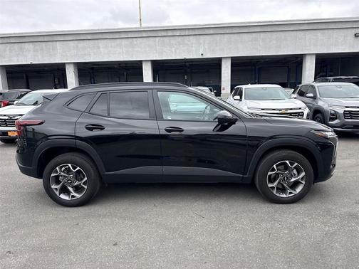 Mosaic Black Metallic 2025 Chevrolet Trax LT