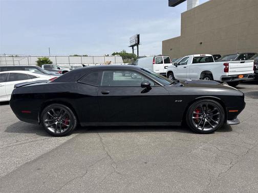 Pitch Black Clearcoat 2023 Dodge Challenger R/T