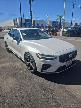 2023 Volvo S60 B5 Plus Dark Theme