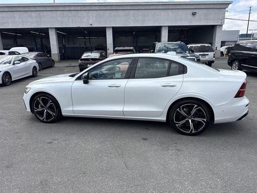 2023 Volvo S60 B5 Plus Dark Theme