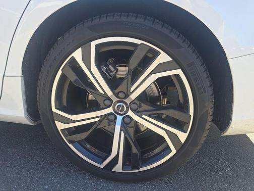 2023 Volvo S60 B5 Plus Dark Theme