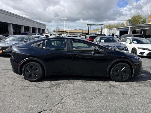 2025 Toyota Prius LE