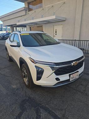 Summit White 2025 Chevrolet Trax LT