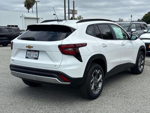 Summit White 2025 Chevrolet Trax LT