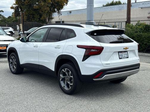 Summit White 2025 Chevrolet Trax LT