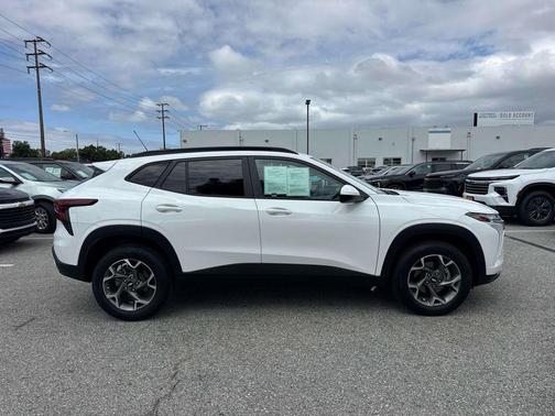 Summit White 2025 Chevrolet Trax LT