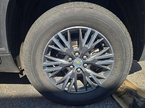 Mosaic Black Metallic 2024 Chevrolet Traverse LT
