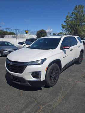 Iridescent Pearl Tricoat 2023 Chevrolet Traverse Premier