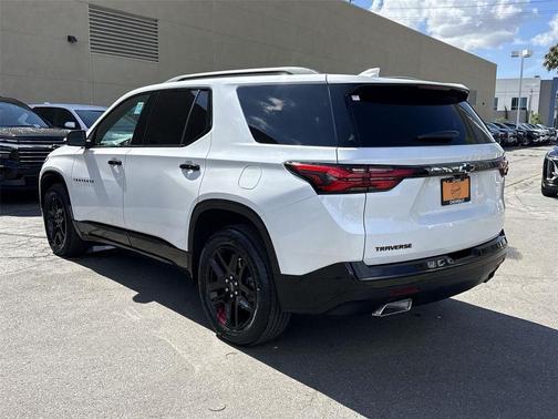 Iridescent Pearl Tricoat 2023 Chevrolet Traverse Premier