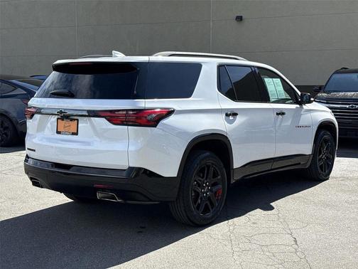 Iridescent Pearl Tricoat 2023 Chevrolet Traverse Premier