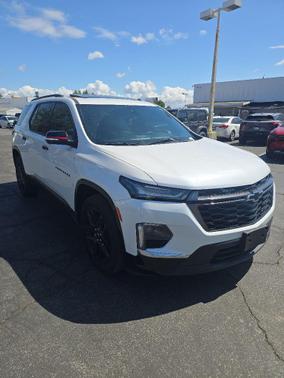 Iridescent Pearl Tricoat 2023 Chevrolet Traverse Premier
