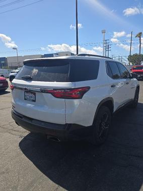 Iridescent Pearl Tricoat 2023 Chevrolet Traverse Premier