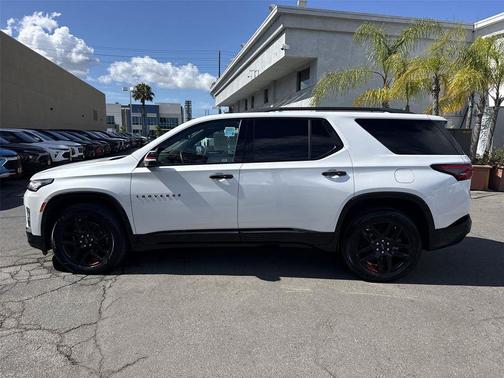 Iridescent Pearl Tricoat 2023 Chevrolet Traverse Premier