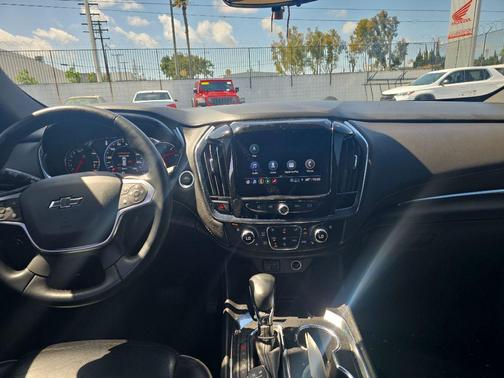 Iridescent Pearl Tricoat 2023 Chevrolet Traverse Premier