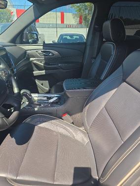 Iridescent Pearl Tricoat 2023 Chevrolet Traverse Premier