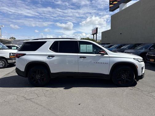 Iridescent Pearl Tricoat 2023 Chevrolet Traverse Premier