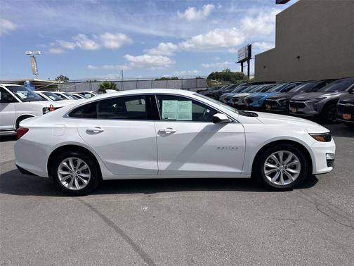 Summit White 2025 Chevrolet Malibu FWD 1LT