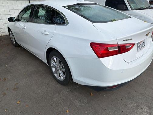 Summit White 2025 Chevrolet Malibu FWD 1LT